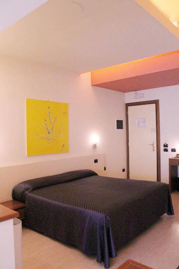 Hotel Oasi Tortona Exterior photo
